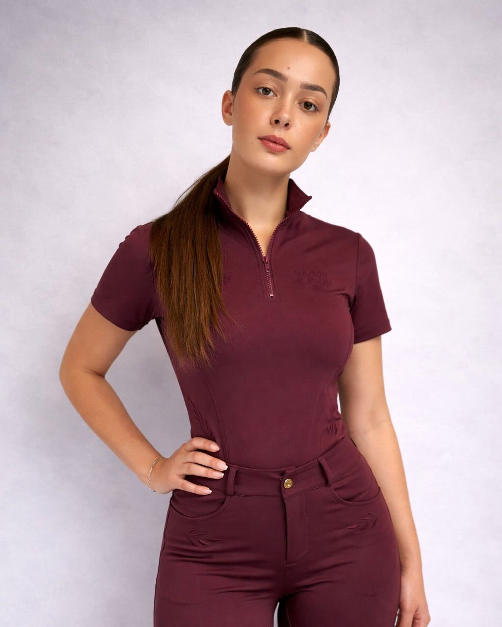 Top d'équitation femme Garance bordeaux, col zippé – Maison Monor, collection Vermeil – vue 4